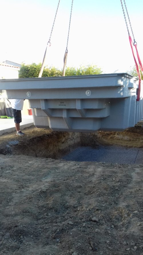 Installation de piscine en coque polyester à Maureilhan